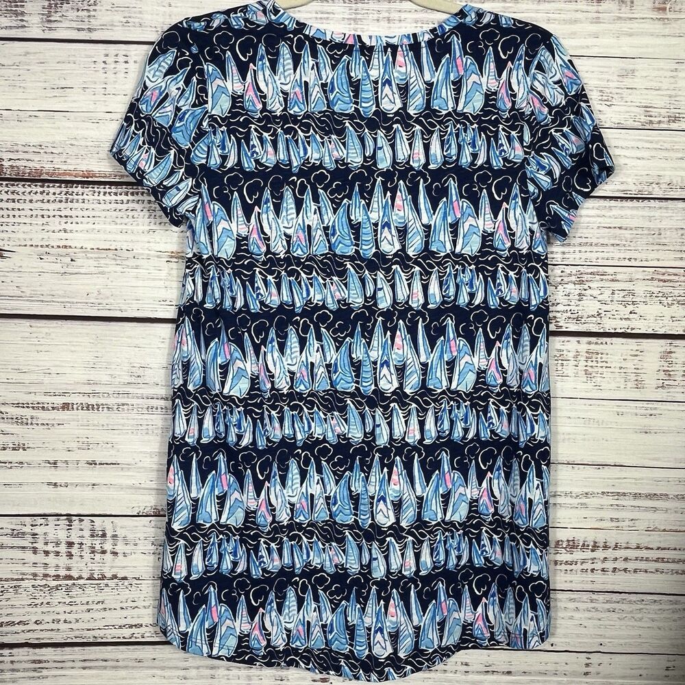 Lilly Pulitzer Top Etta V-neck Sz XS Low Tide Navy Sails & Stripes Coastal Boats - Picture 3 of 7